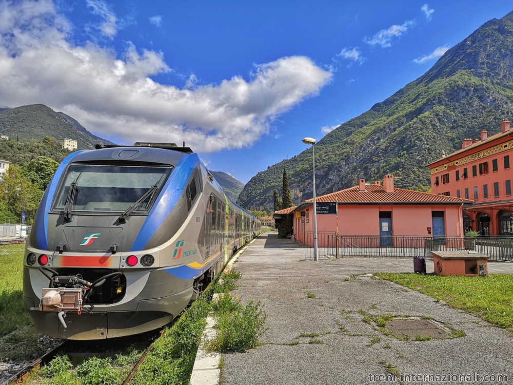 Nella stazione di Breil sur Roya in Francia: (a destra) Treno Regionale da Fossano in sosta; (a sinistra) treno TER da Nizza per Tenda