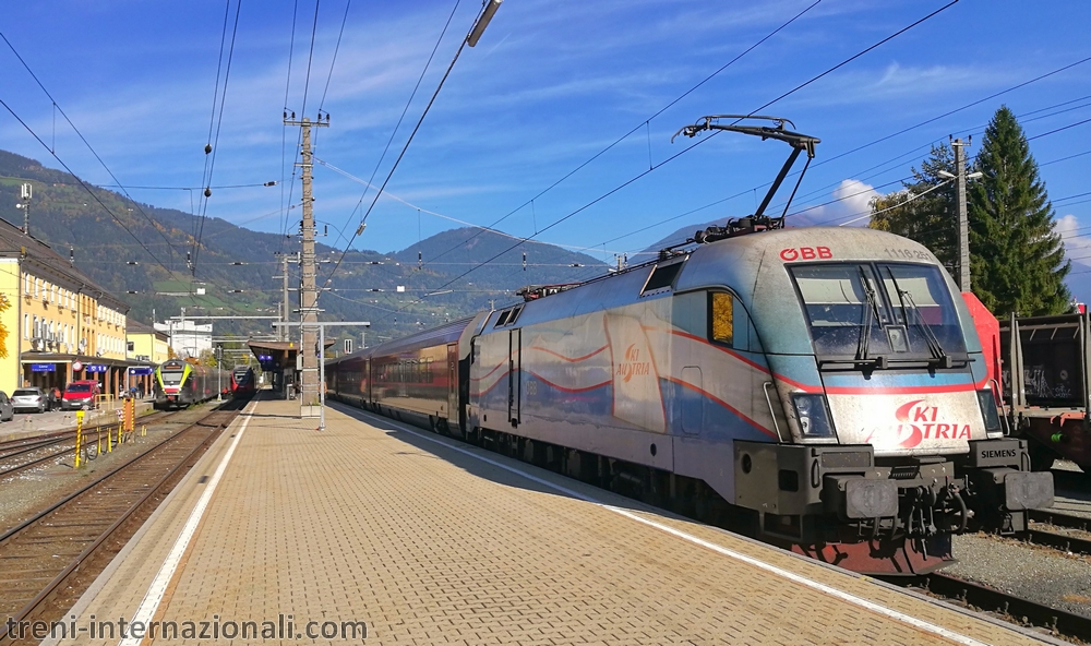 Treni nella stazione di Lienz in Austria