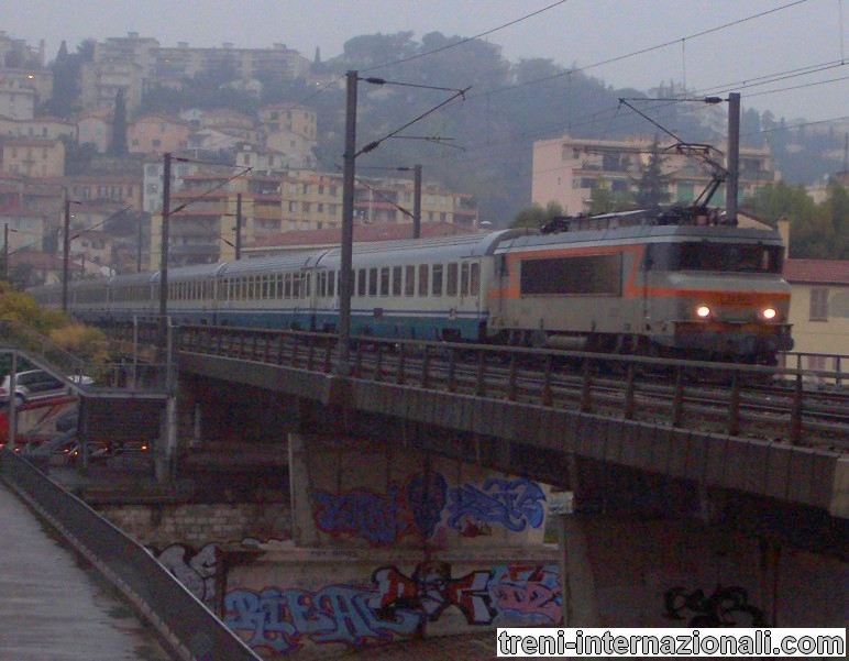 Il treno InterCity "Ligure" collega Milano a Nizza qui ripreso nel quartiere Riquier di Nizza (10/2004)