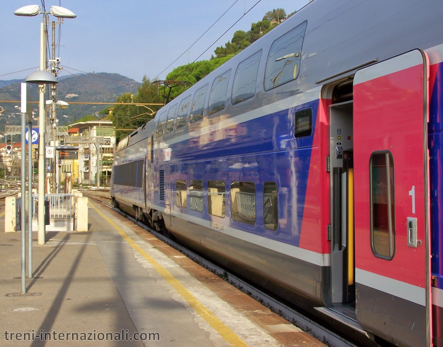 Treno TGV per Parigi pronto per partire da Ventimiglia