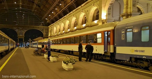 Partenza treno EuroNight "Kalman Imre" per Monaco di Baviera